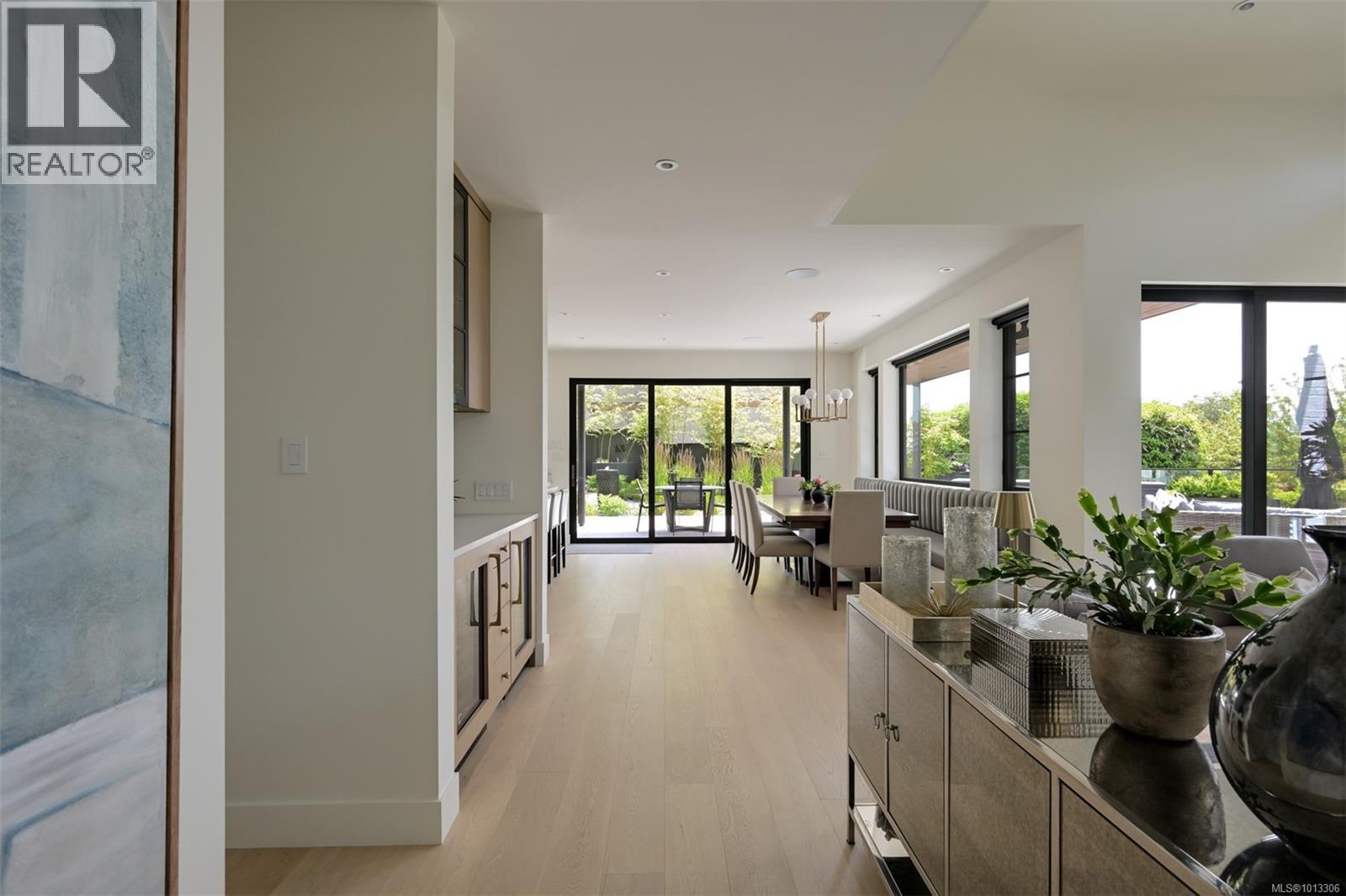 Single Family House for Sale in  Robleda Cres Victoria 