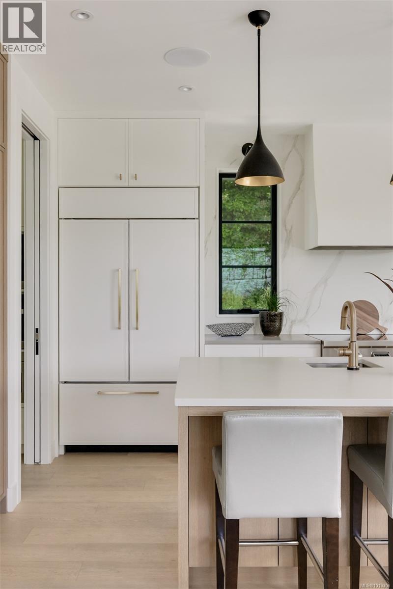 Single Family House for Sale in  Robleda Cres Victoria 