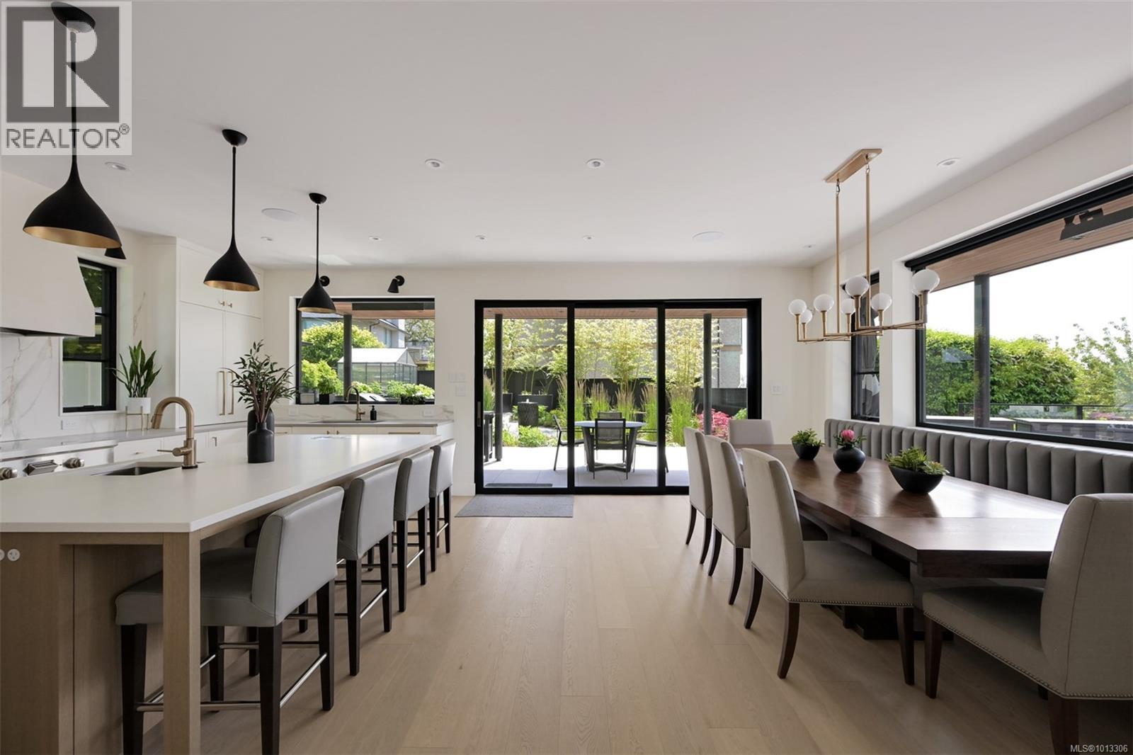 Single Family House for Sale in  Robleda Cres Victoria 