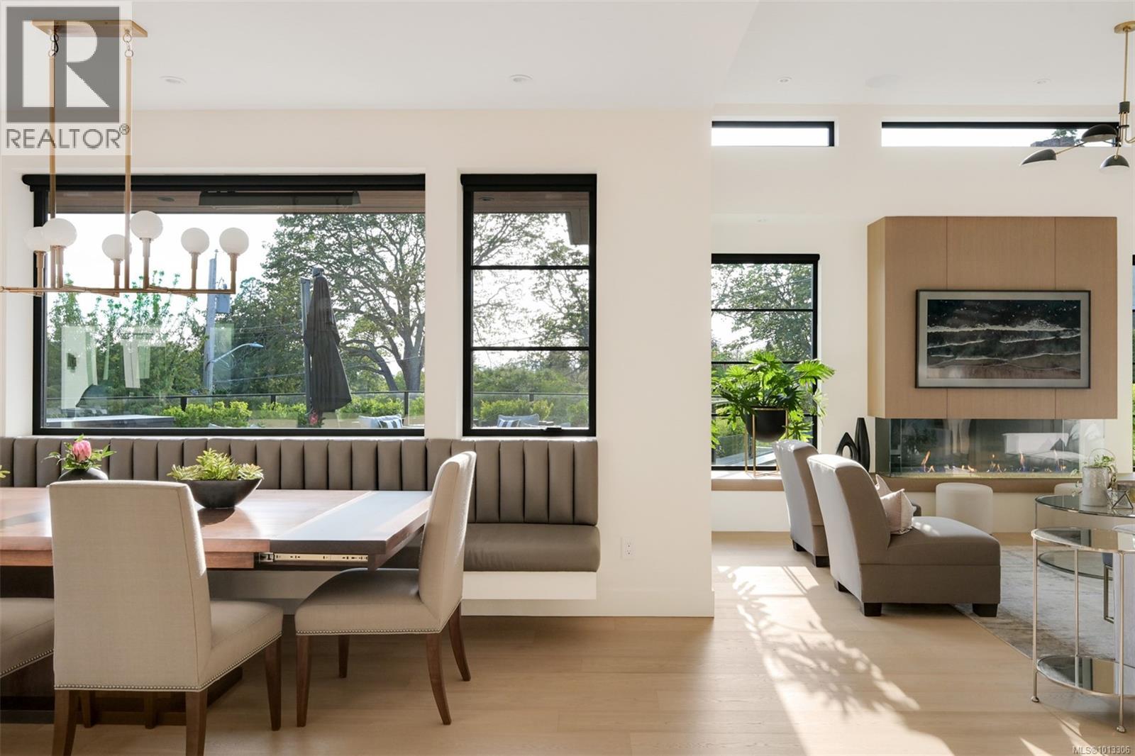 Single Family House for Sale in  Robleda Cres Victoria 