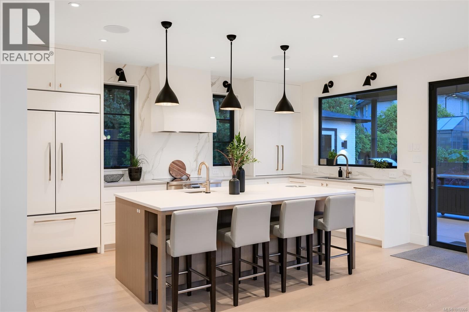 Single Family House for Sale in  Robleda Cres Victoria 