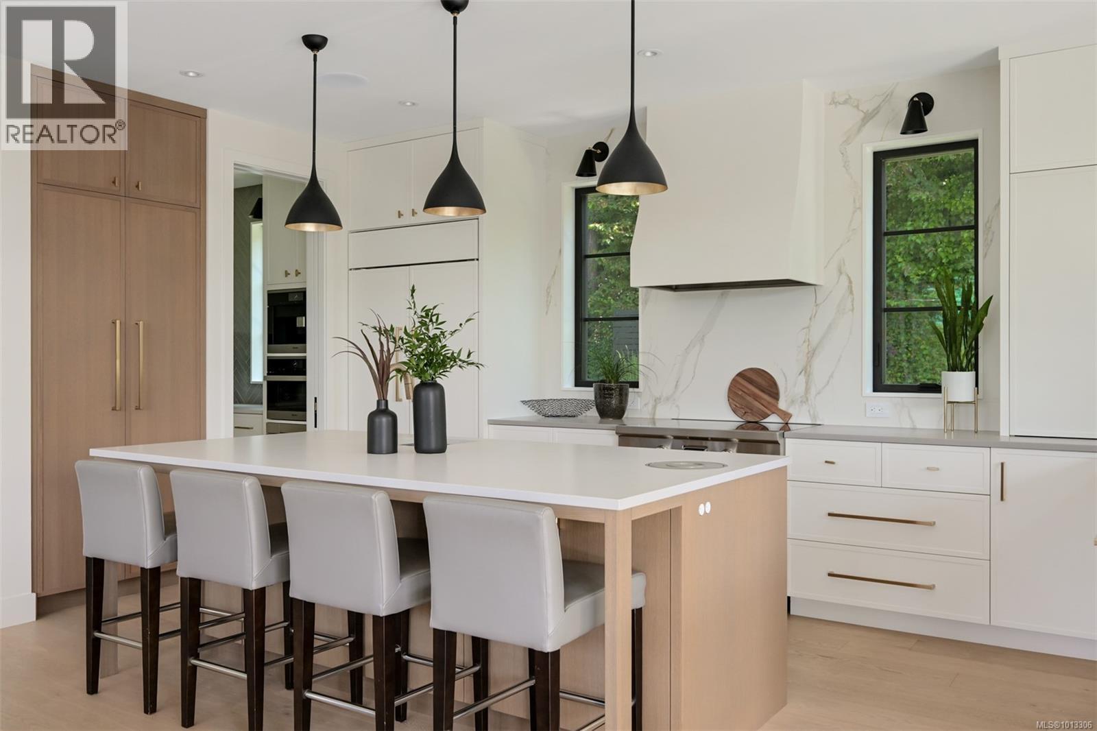 Single Family House for Sale in  Robleda Cres Victoria 