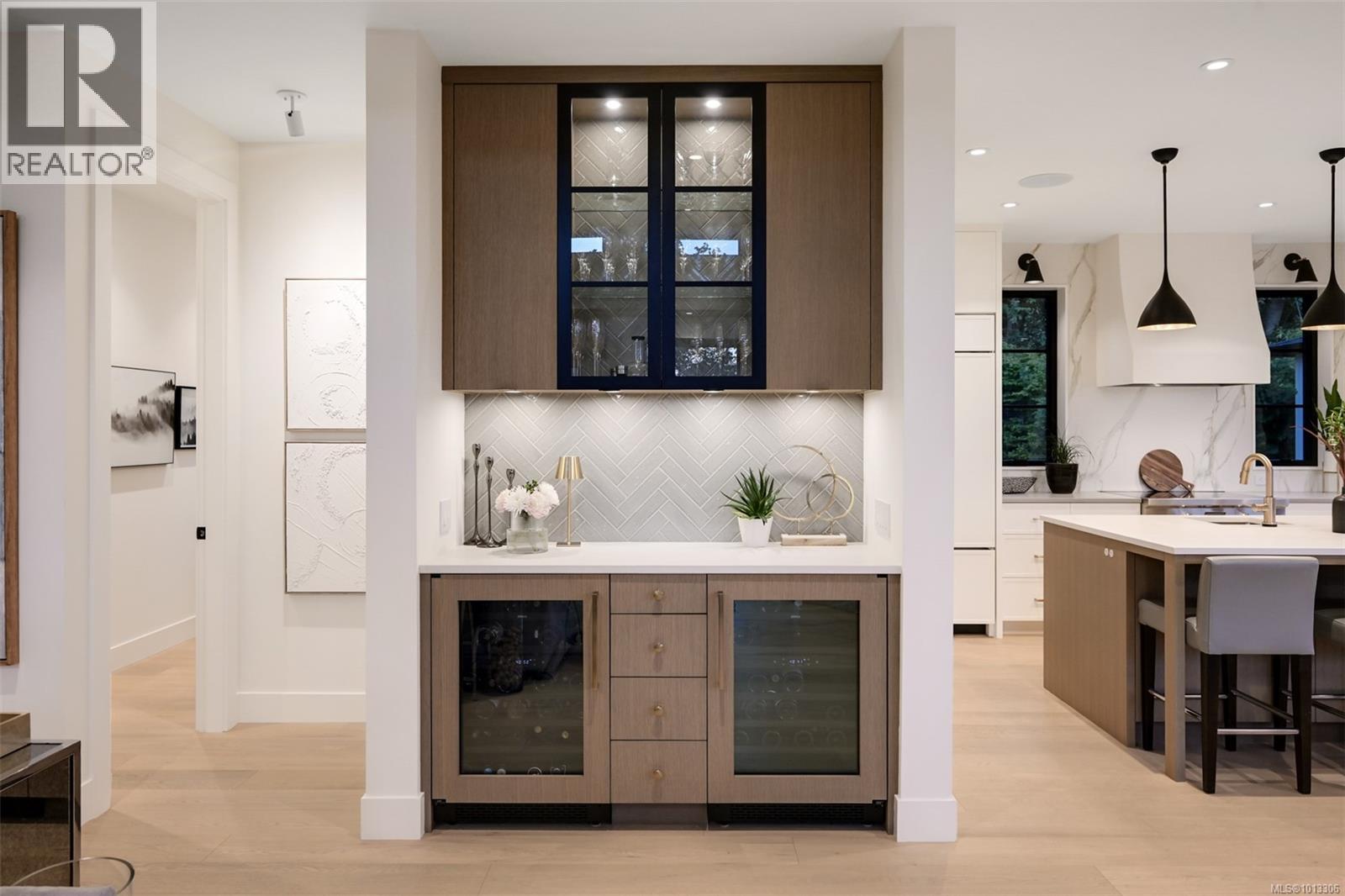 Single Family House for Sale in  Robleda Cres Victoria 