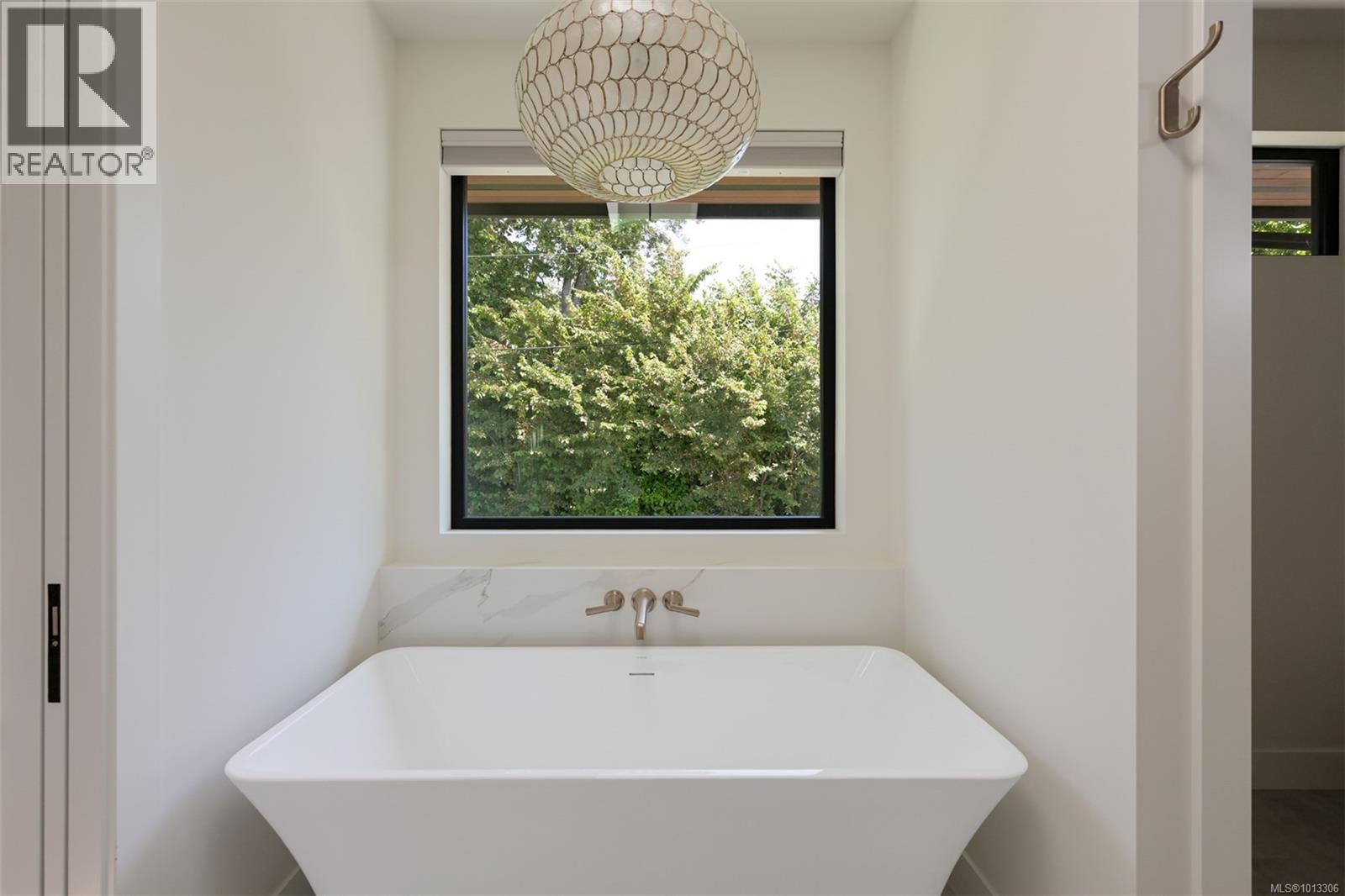 Single Family House for Sale in  Robleda Cres Victoria 