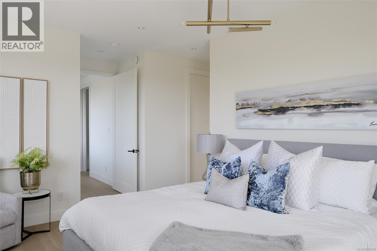 Single Family House for Sale in  Robleda Cres Victoria 