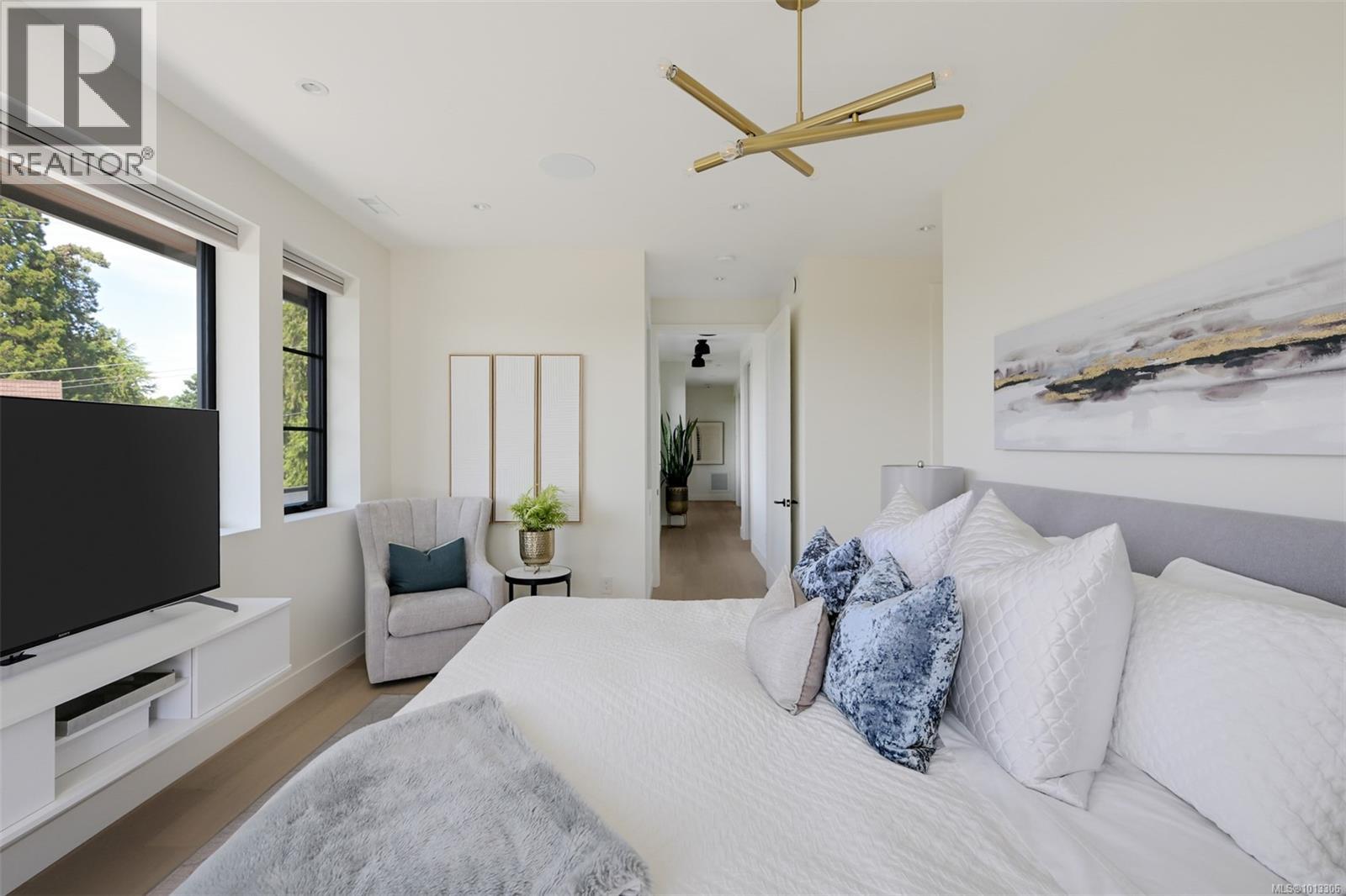 Single Family House for Sale in  Robleda Cres Victoria 