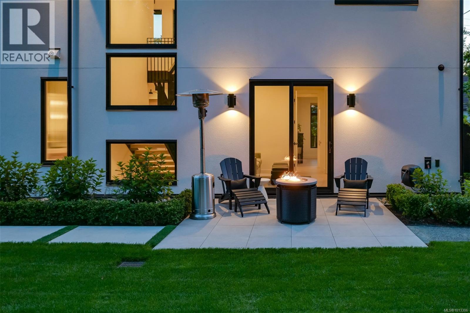 Single Family House for Sale in  Robleda Cres Victoria 