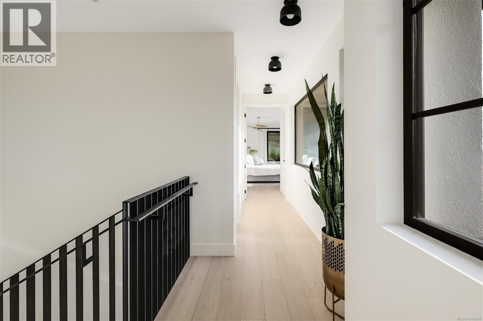 Single Family House for Sale in  Robleda Cres Victoria 