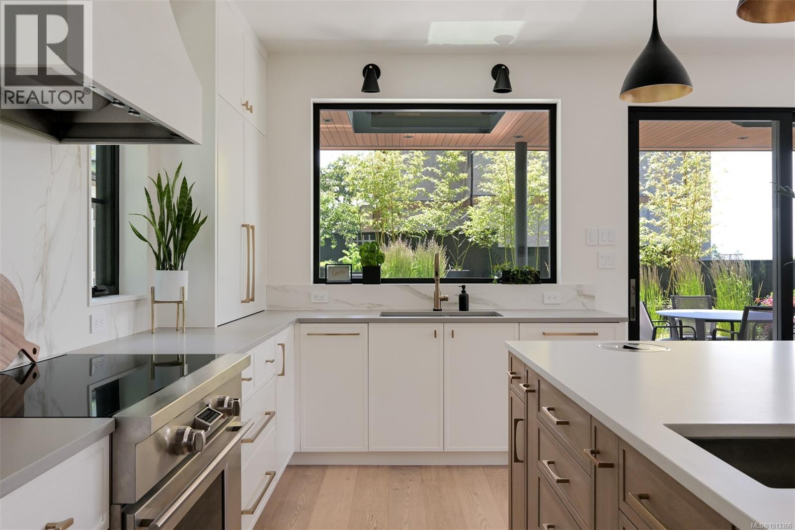 Single Family House for Sale in  Robleda Cres Victoria 