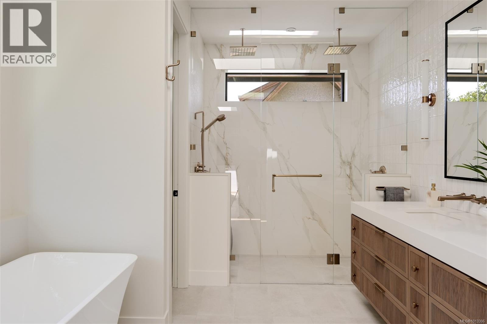 Single Family House for Sale in  Robleda Cres Victoria 