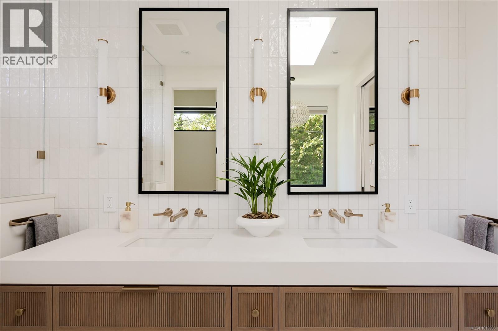 Single Family House for Sale in  Robleda Cres Victoria 