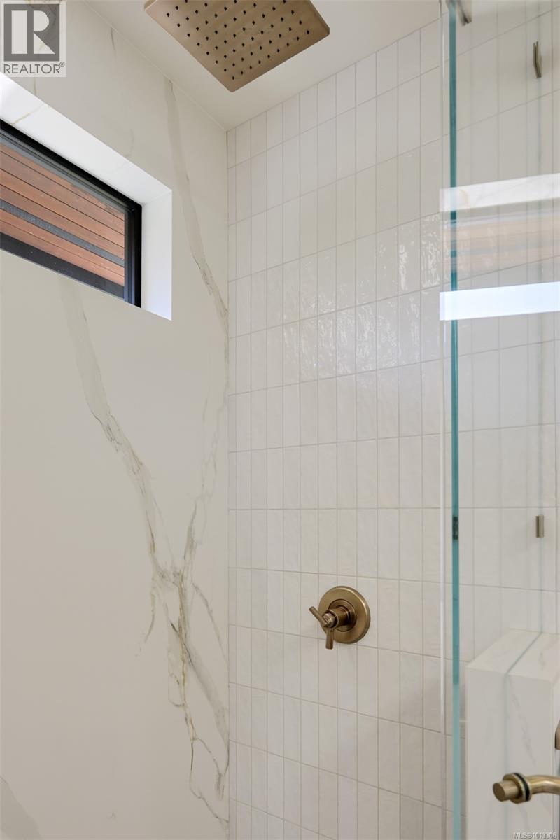 Single Family House for Sale in  Robleda Cres Victoria 