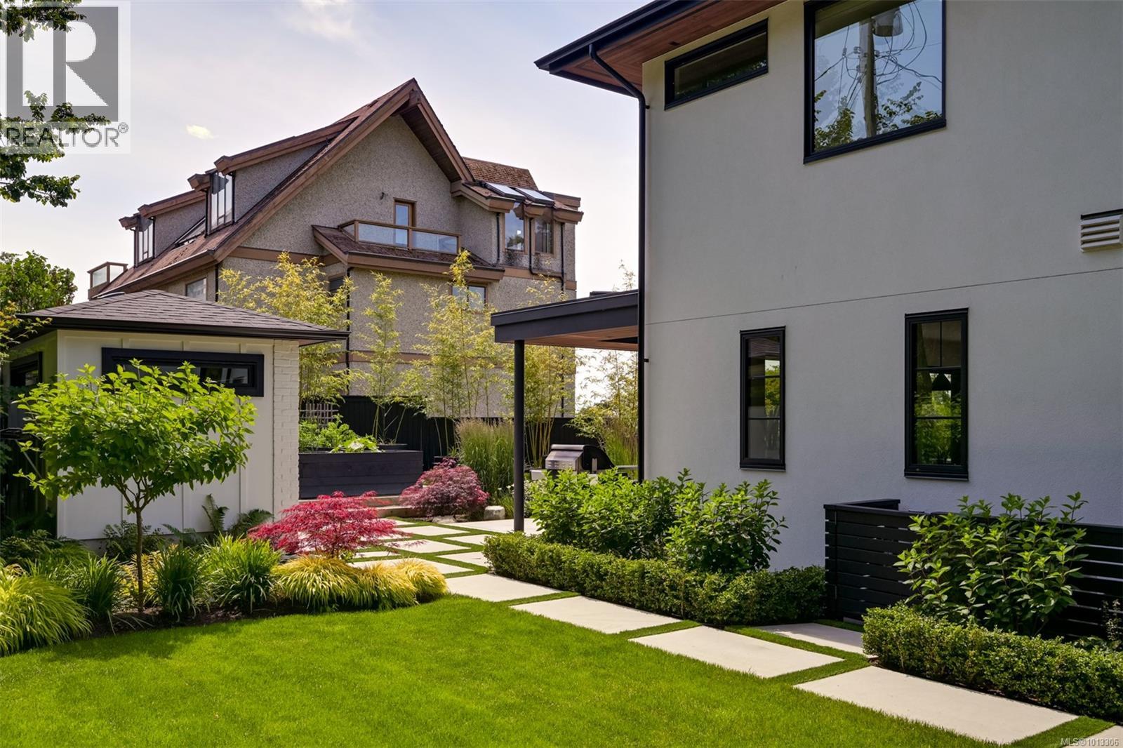 Single Family House for Sale in  Robleda Cres Victoria 