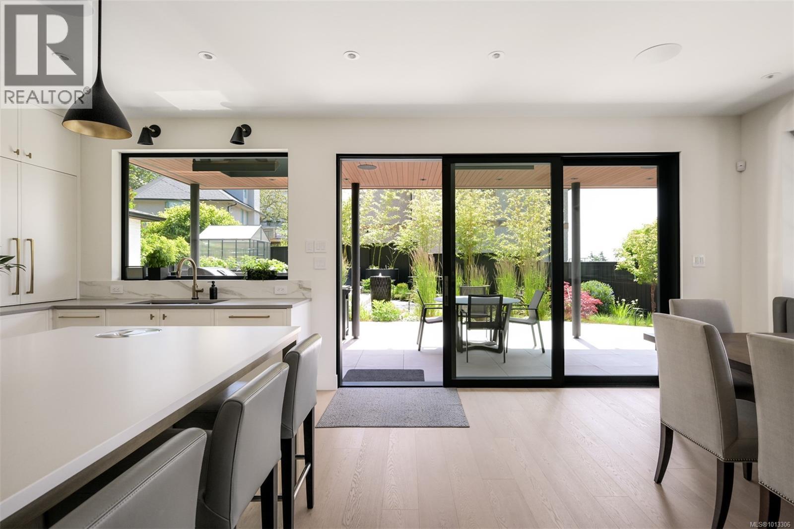 Single Family House for Sale in  Robleda Cres Victoria 