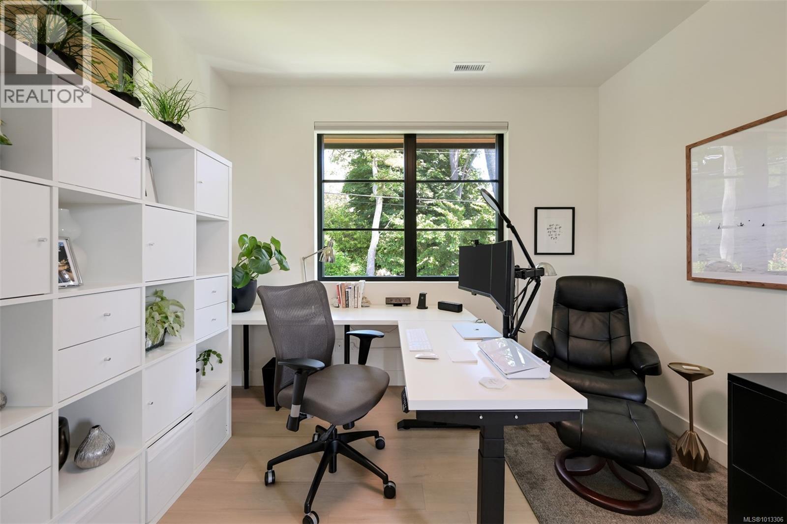 Single Family House for Sale in  Robleda Cres Victoria 