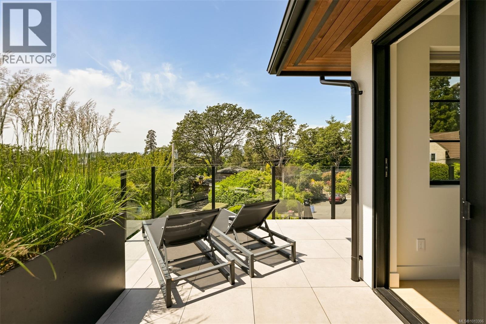 Single Family House for Sale in  Robleda Cres Victoria 