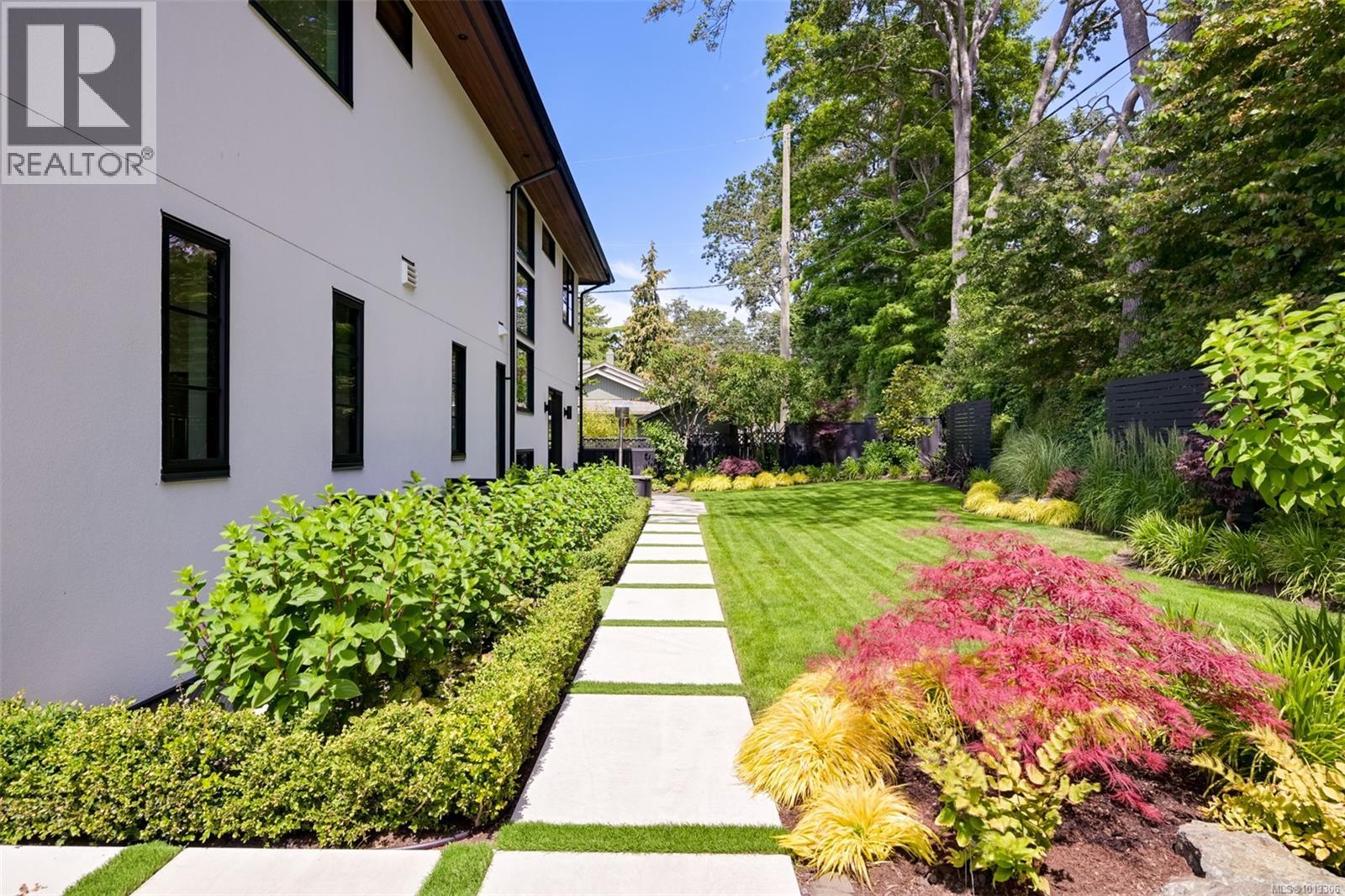 Single Family House for Sale in  Robleda Cres Victoria 