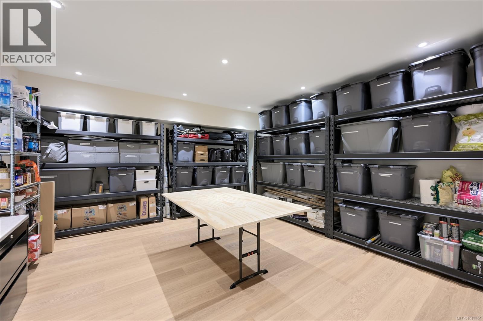 Single Family House for Sale in  Robleda Cres Victoria 