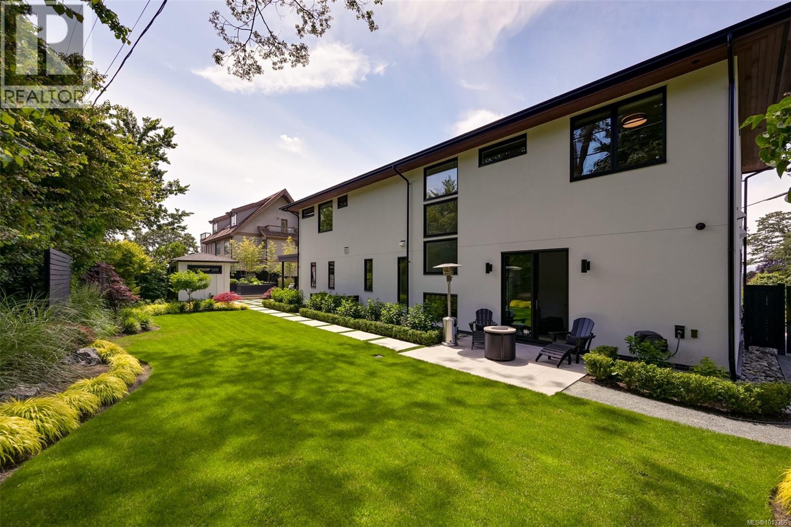 Single Family House for Sale in  Robleda Cres Victoria 