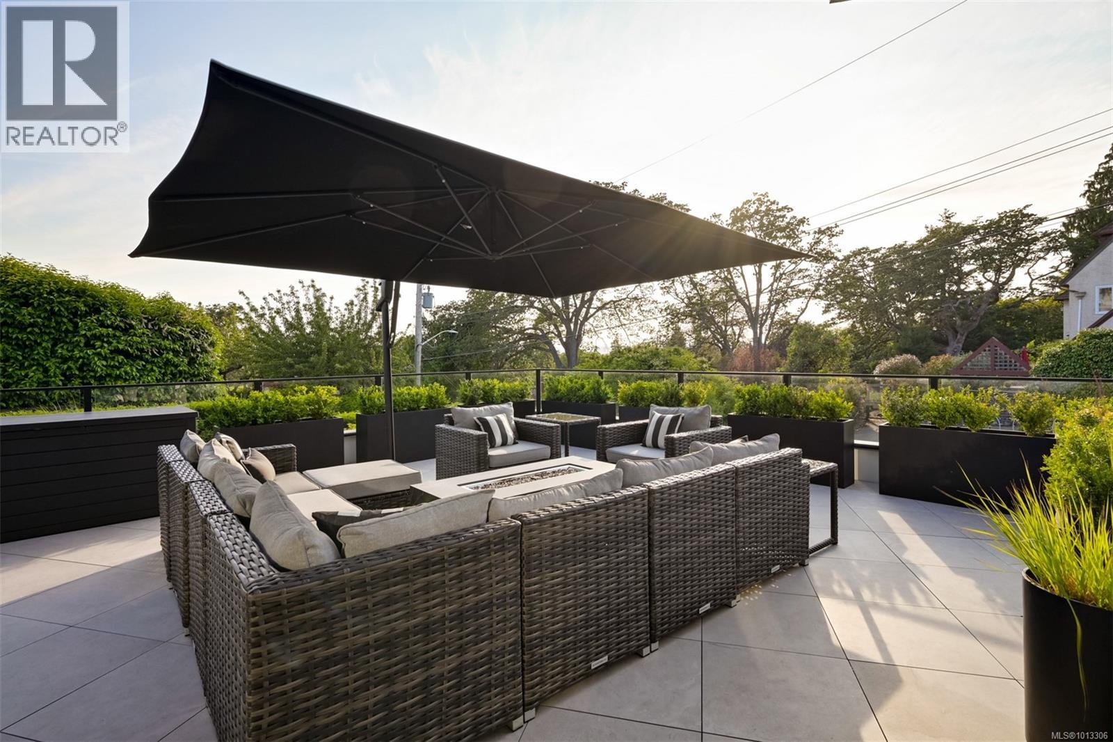 Single Family House for Sale in  Robleda Cres Victoria 