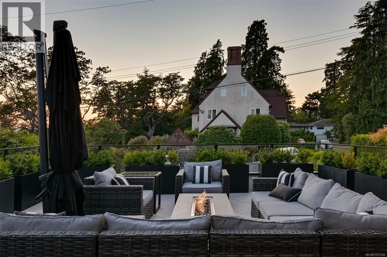 Single Family House for Sale in  Robleda Cres Victoria 