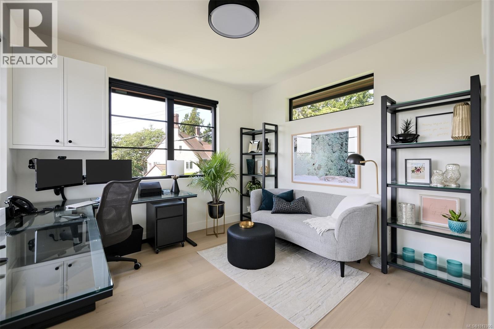 Single Family House for Sale in  Robleda Cres Victoria 