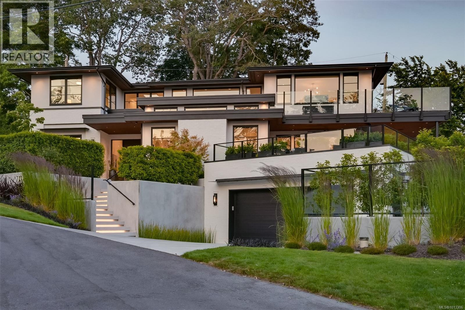 Single Family House for Sale in  Robleda Cres Victoria 