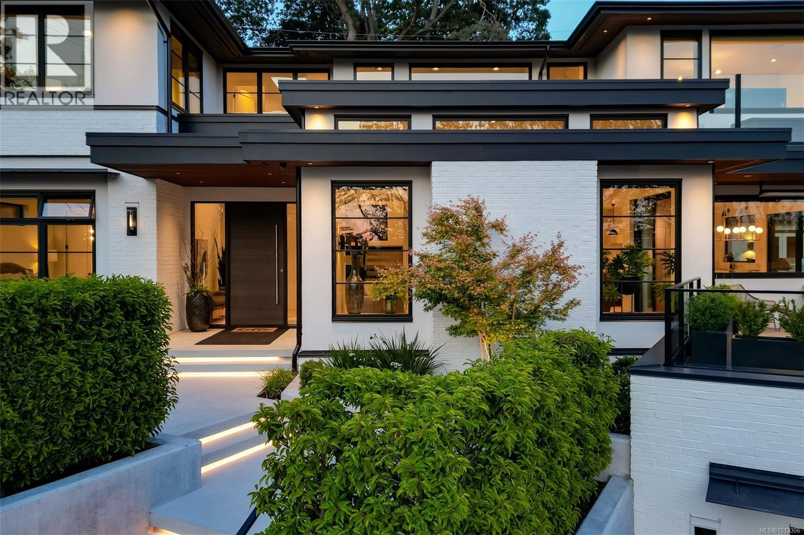 Single Family House for Sale in  Robleda Cres Victoria 