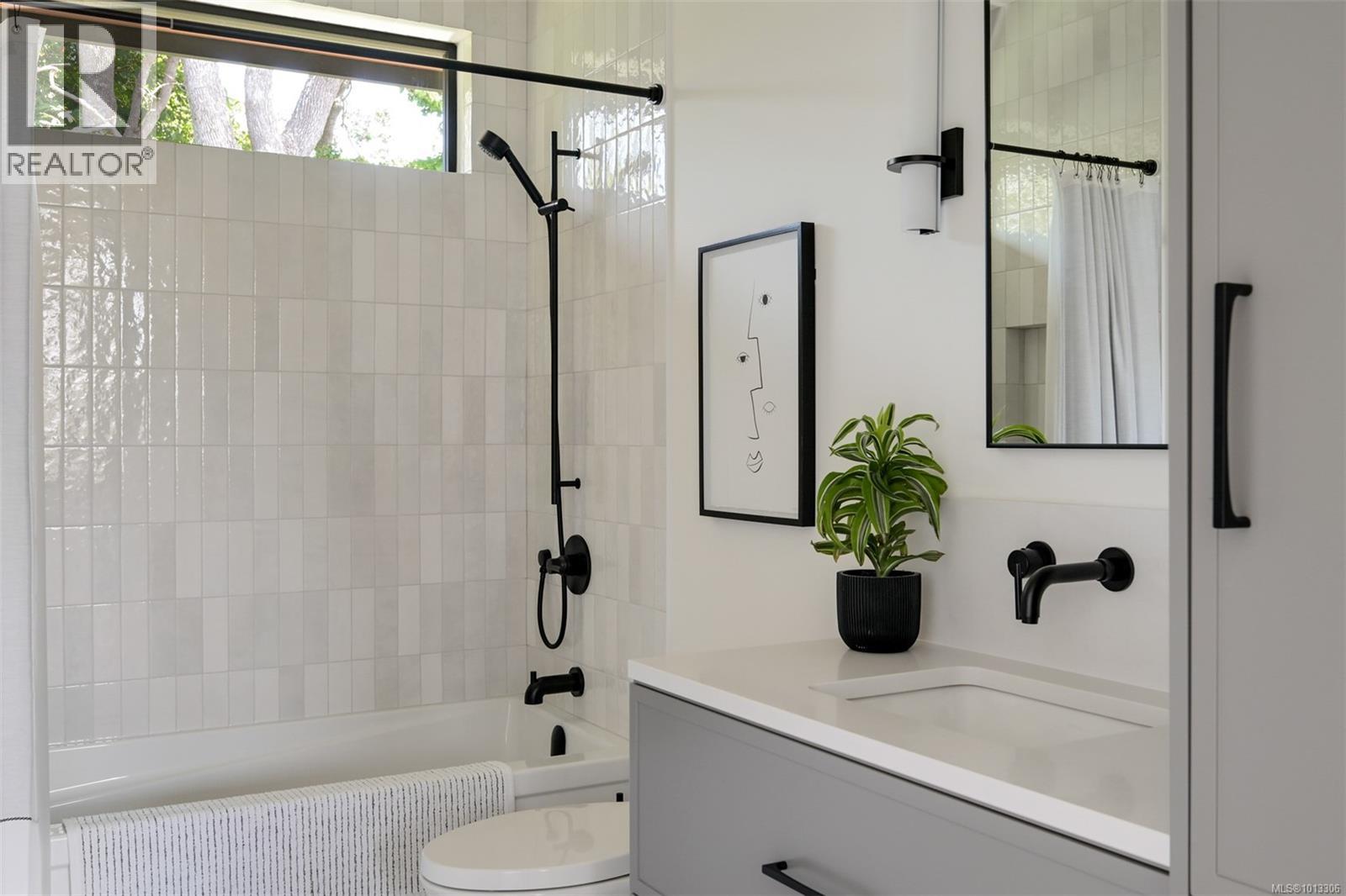 Single Family House for Sale in  Robleda Cres Victoria 