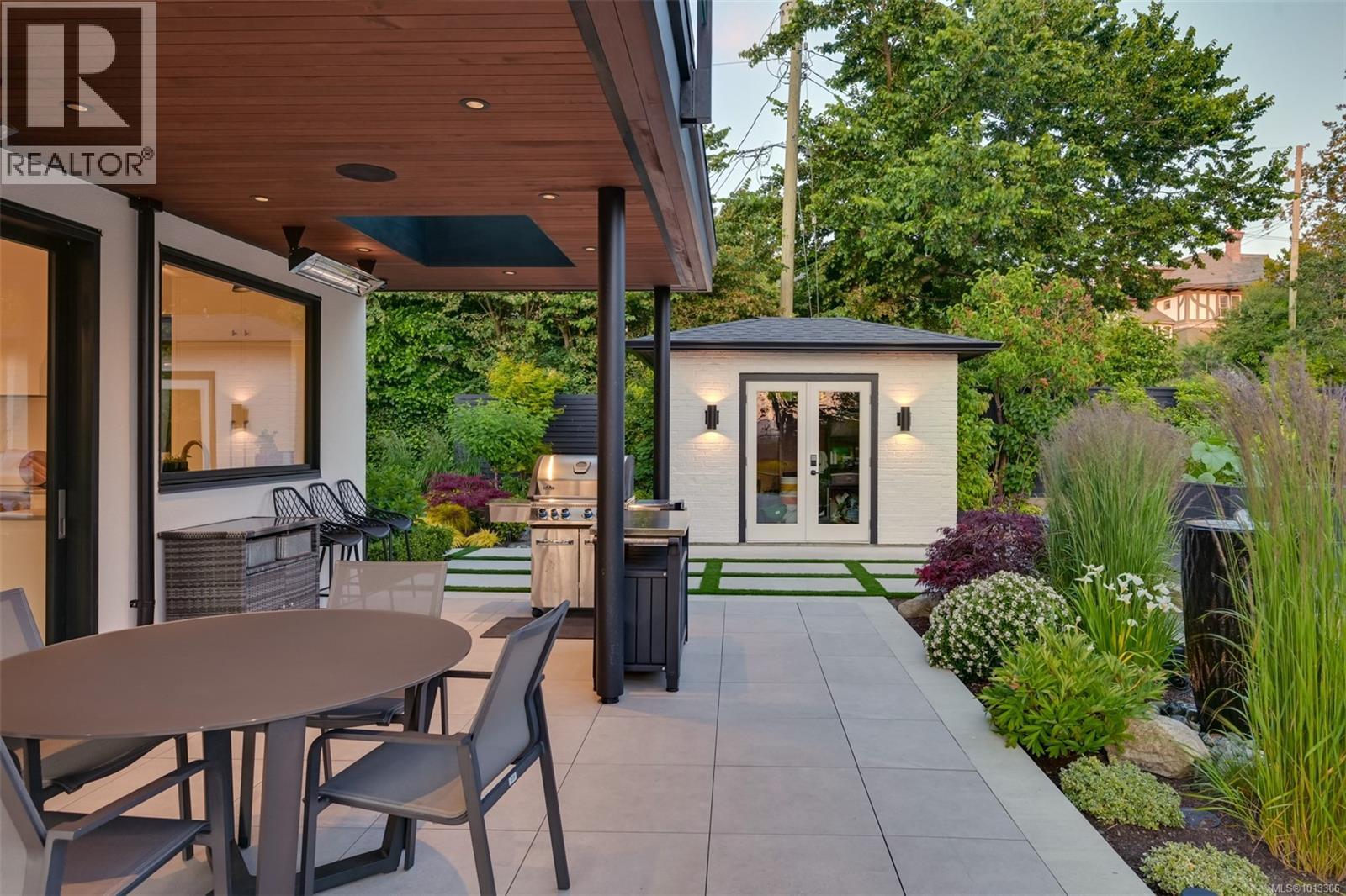 Single Family House for Sale in  Robleda Cres Victoria 