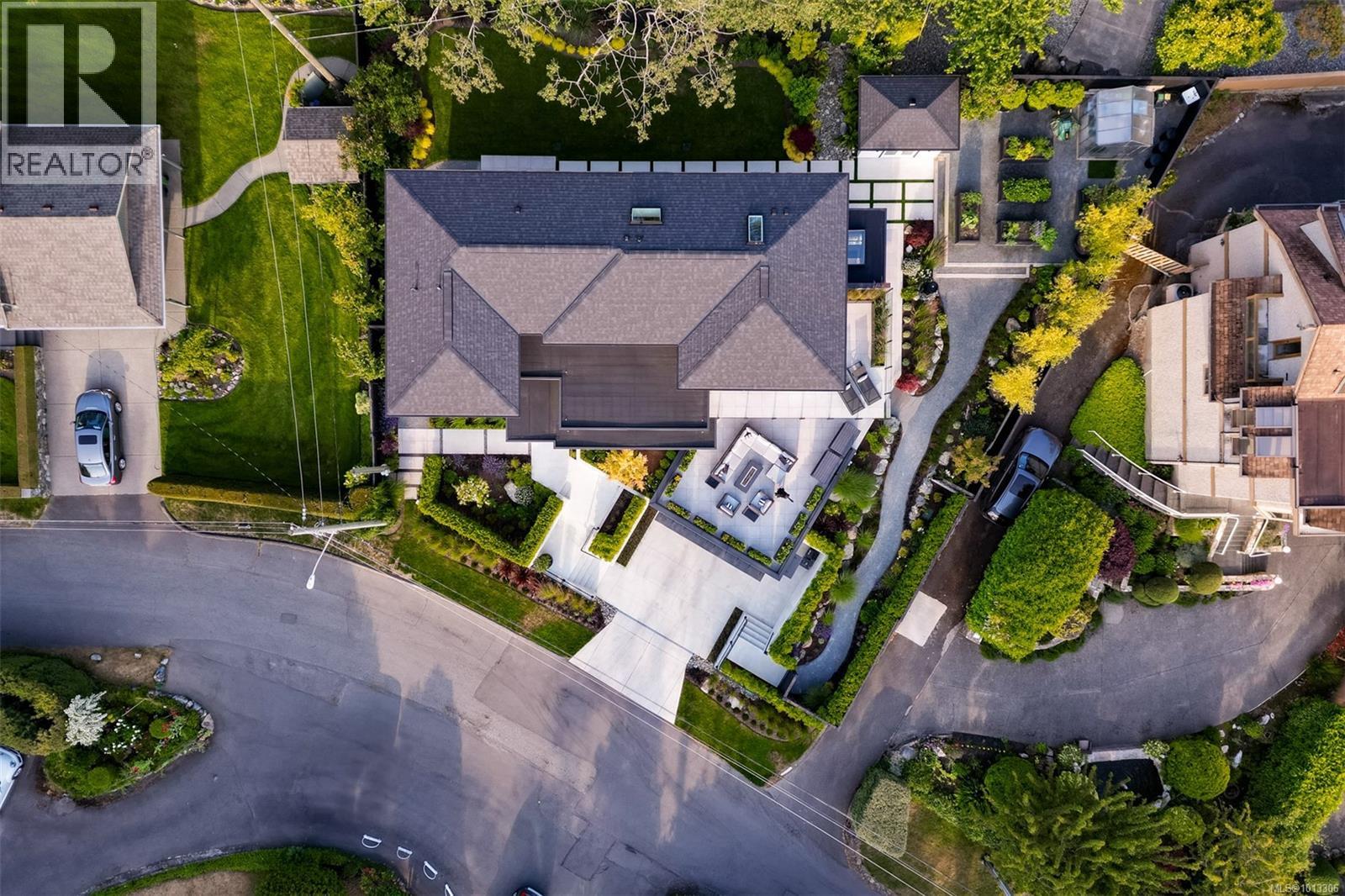 Single Family House for Sale in  Robleda Cres Victoria 