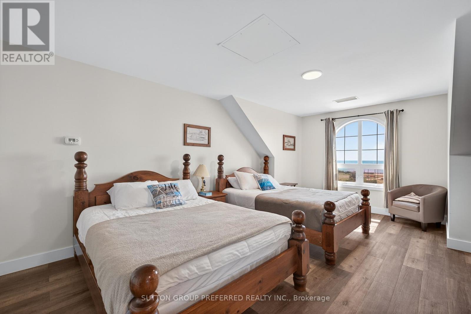 388 ERIE STREET S Property Photo
