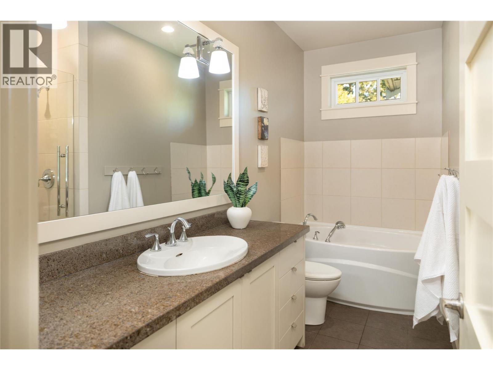  529 KNOWLES Road, Kelowna