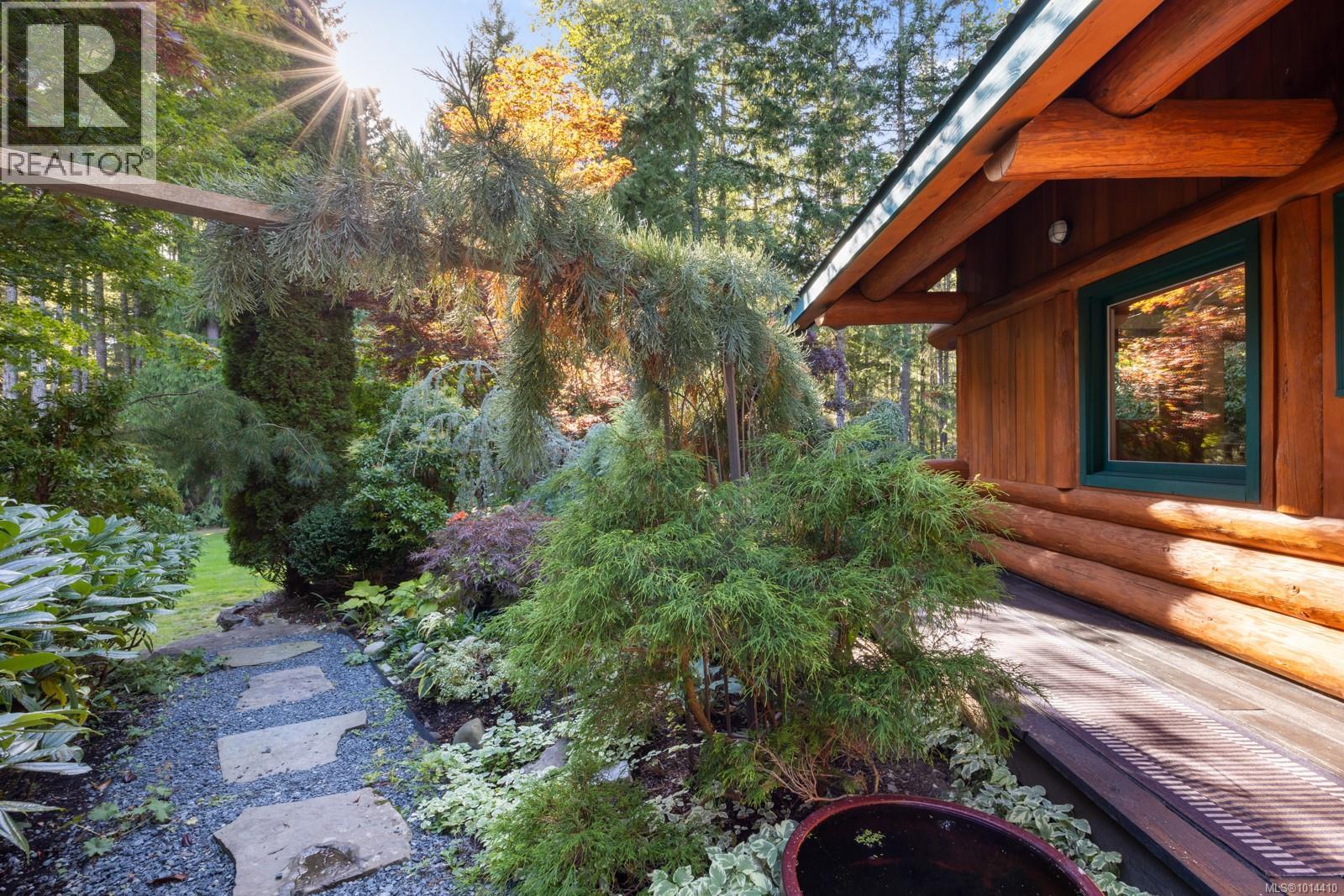 900 Spider Lake Rd, Qualicum Beach