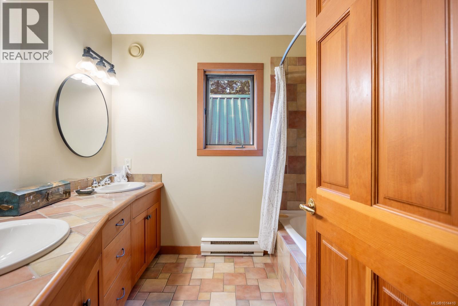 900 Spider Lake Rd, Qualicum Beach