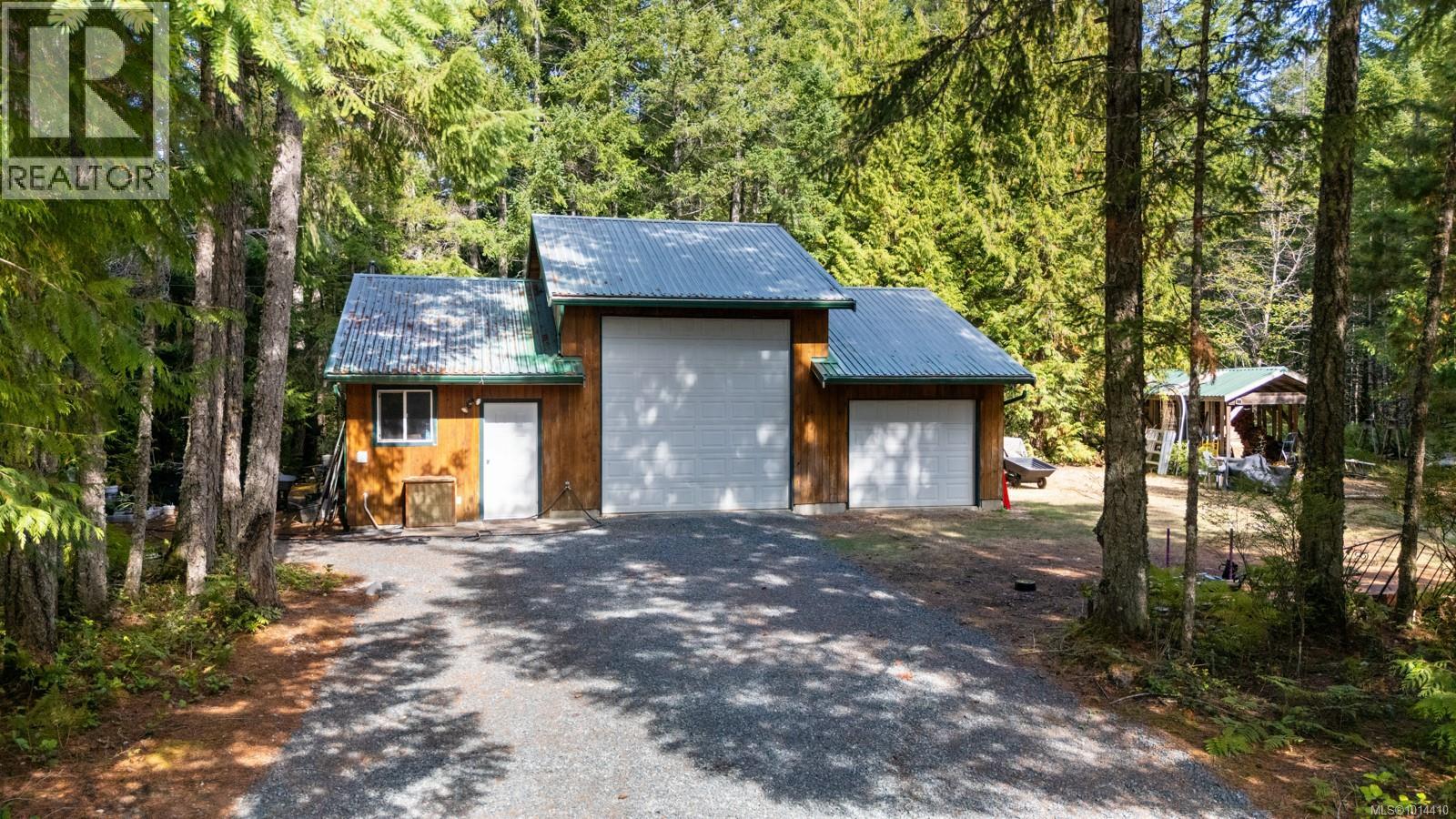900 Spider Lake Rd, Qualicum Beach