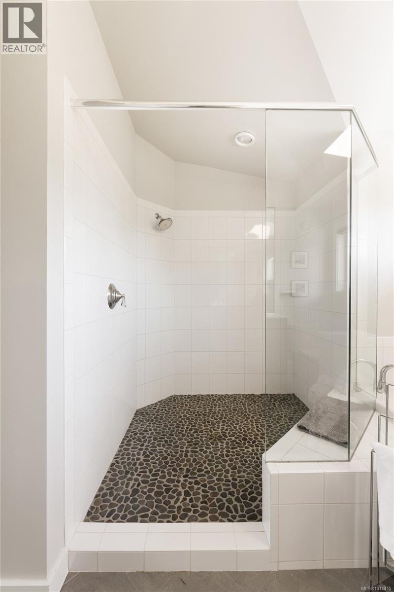  1250 Beach Drive, Oak Bay