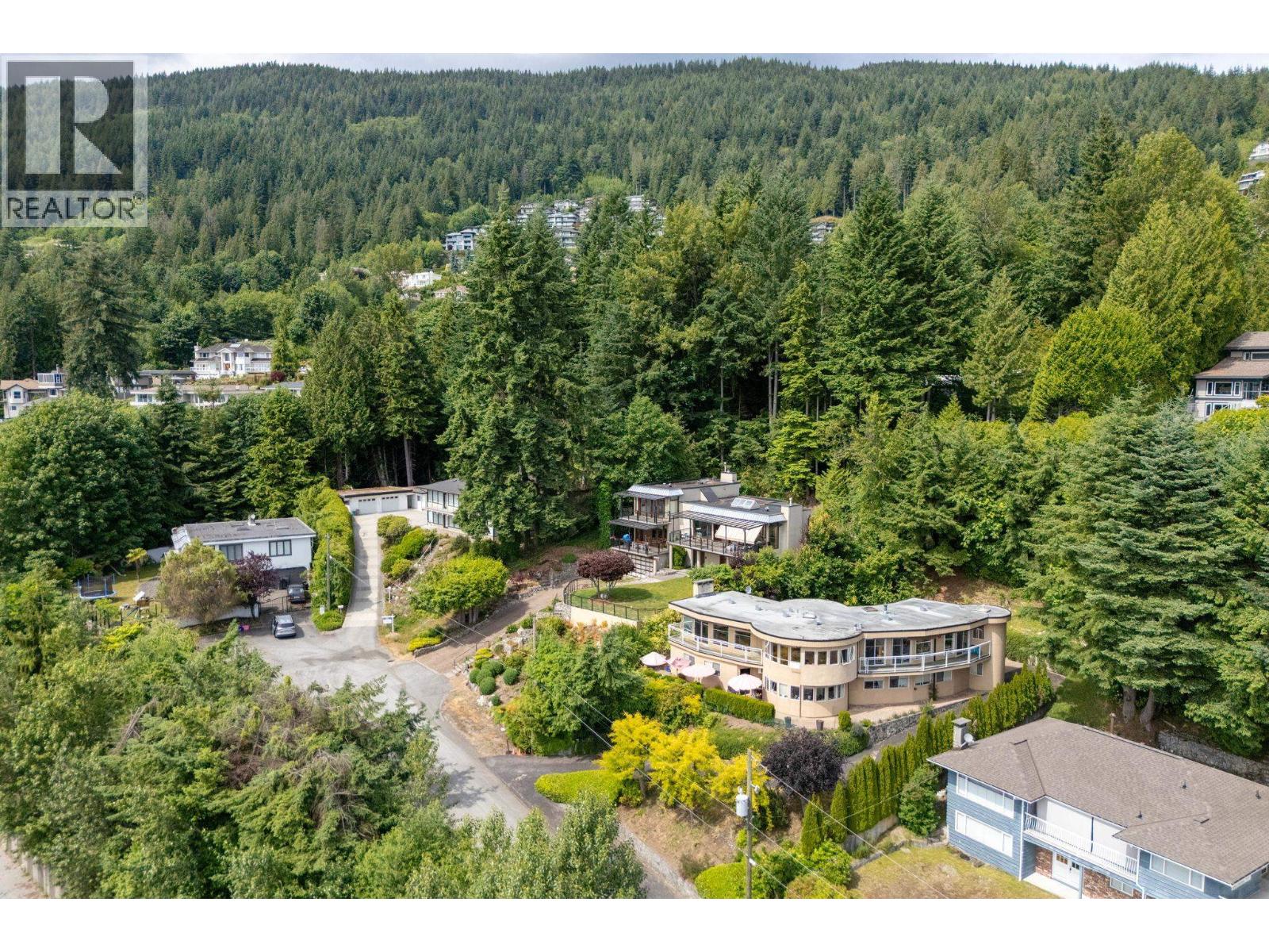 2735 SKILIFT PLACE, West Vancouver