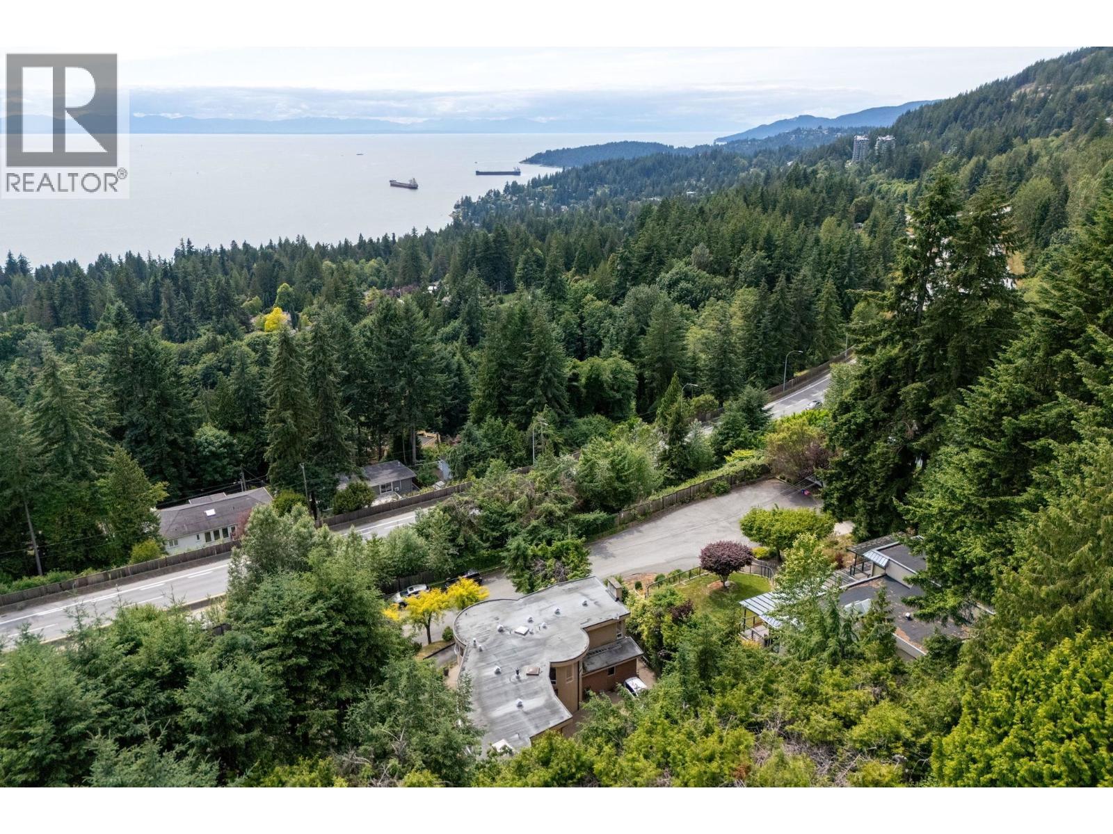 2735 SKILIFT PLACE, West Vancouver