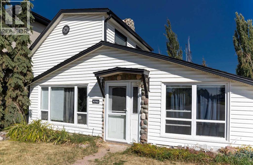 4742 48 Avenue, Lacombe