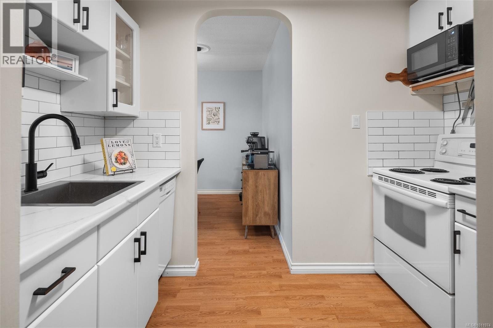 203 3244 Seaton Street, Saanich