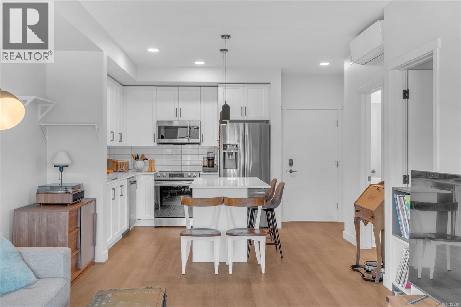 203 2465 Gateway Rd, Langford
