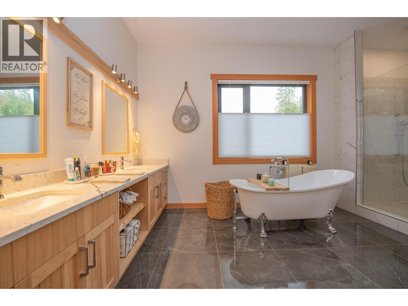 7500 Lonneke Trail, Anglemont