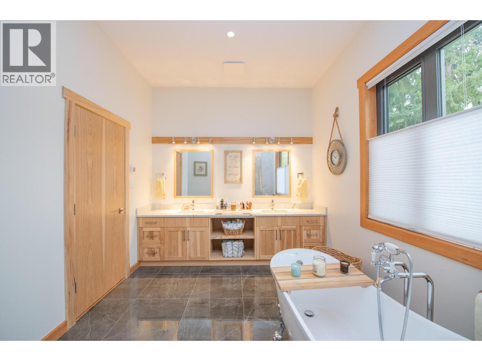 7500 Lonneke Trail, Anglemont