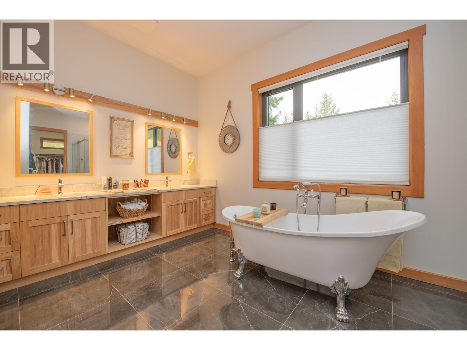 7500 Lonneke Trail, Anglemont