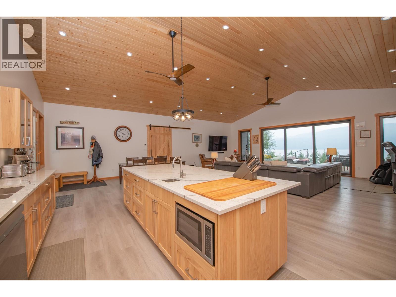 7500 Lonneke Trail, Anglemont