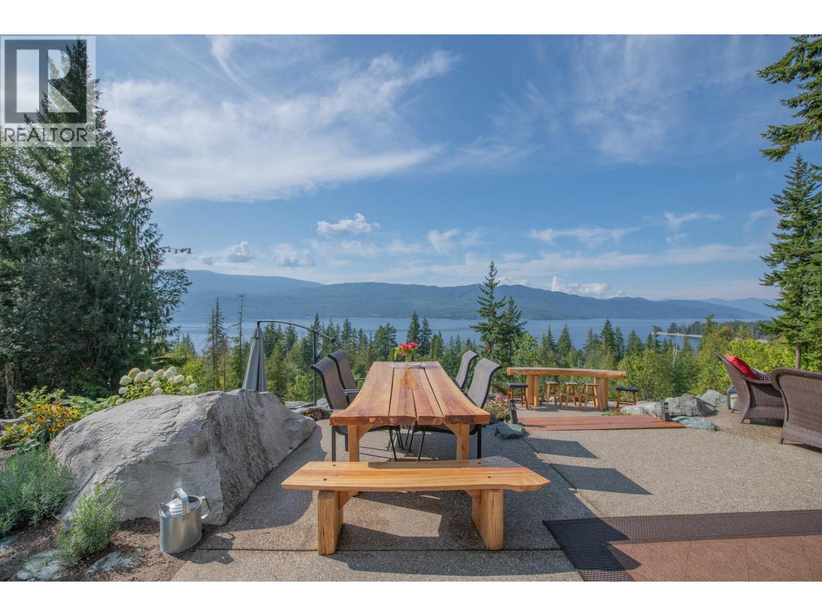 7500 Lonneke Trail, Anglemont