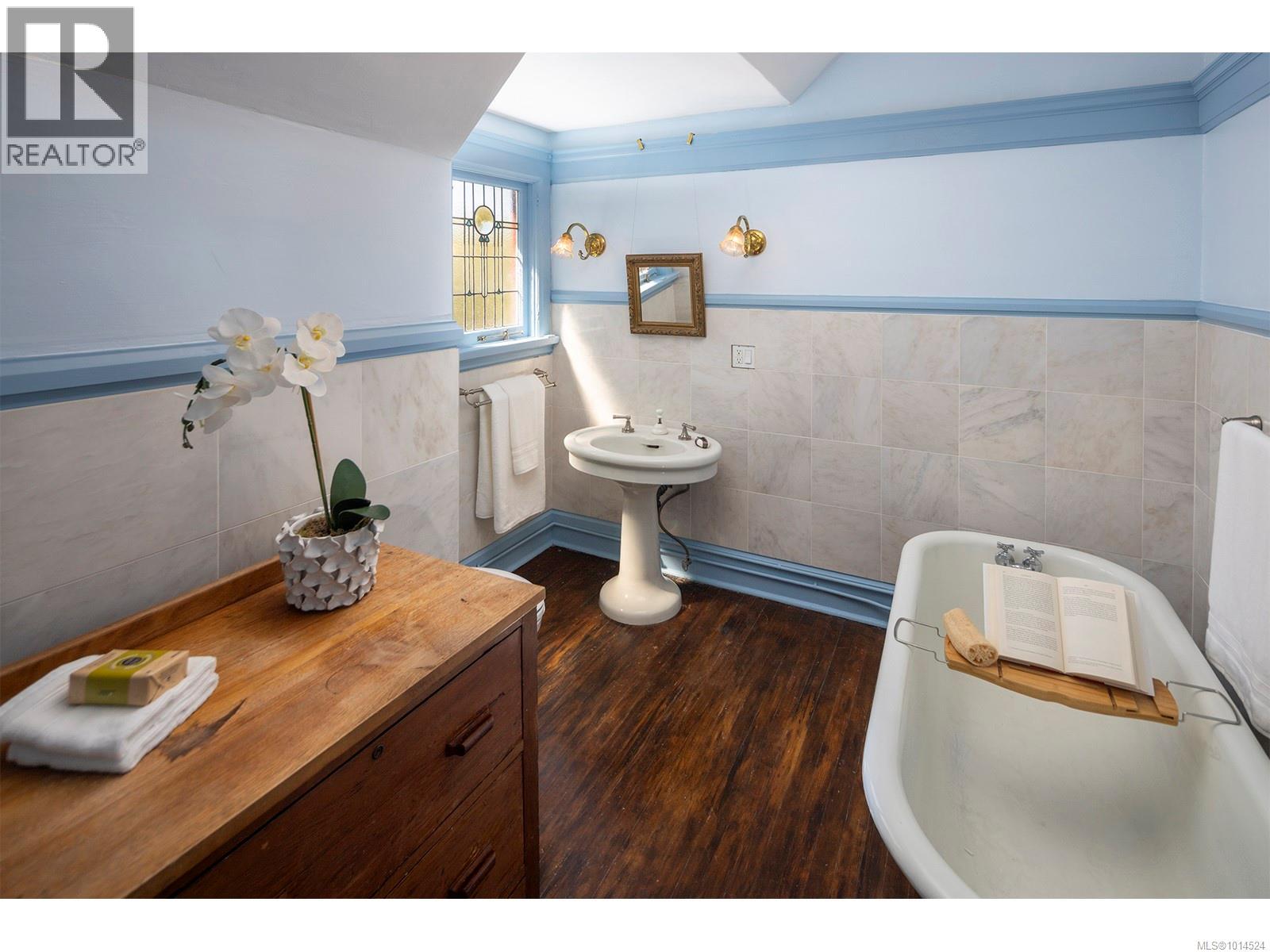  934 A Foul Bay Road, Oak Bay