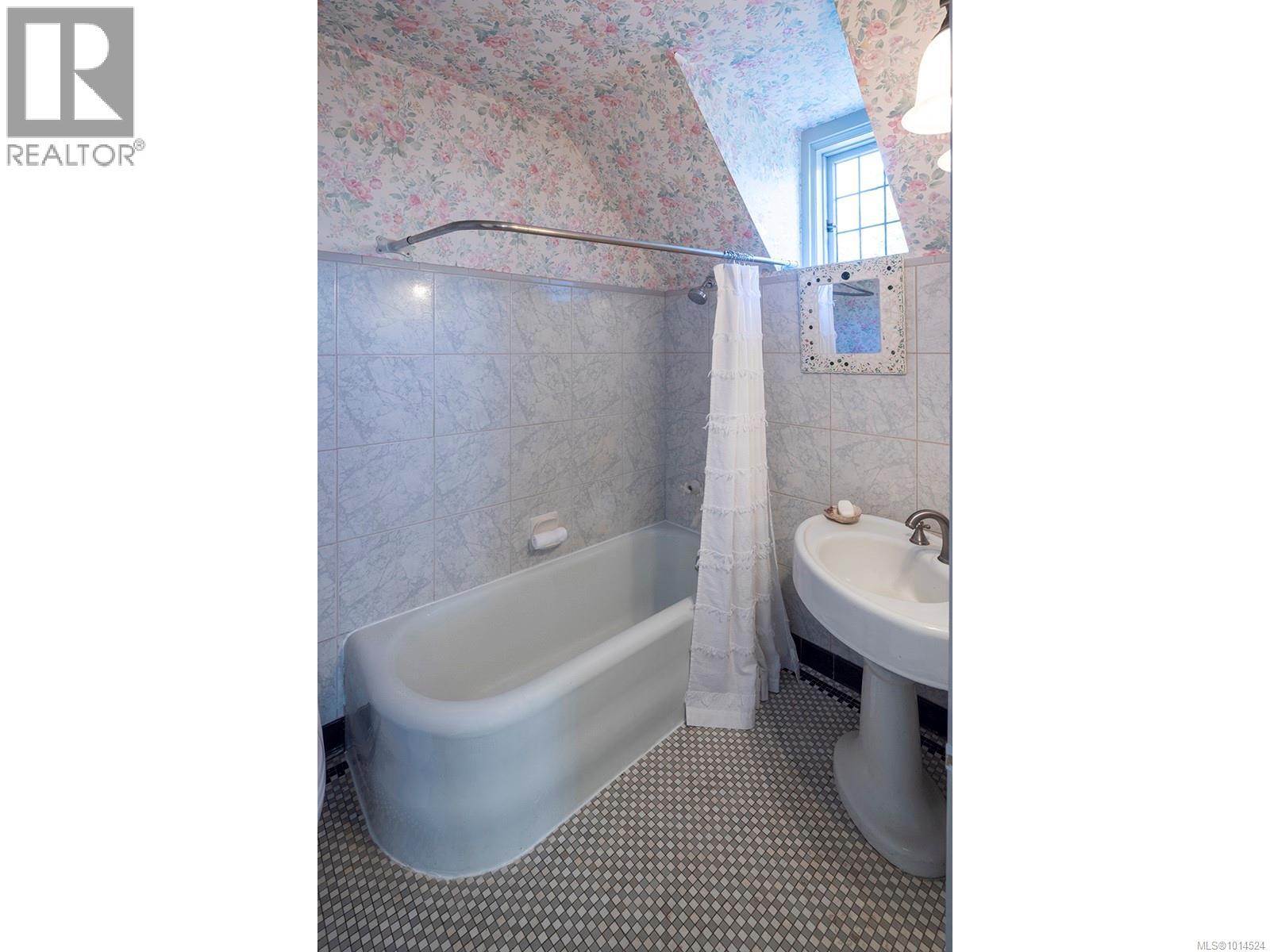  934 A Foul Bay Road, Oak Bay