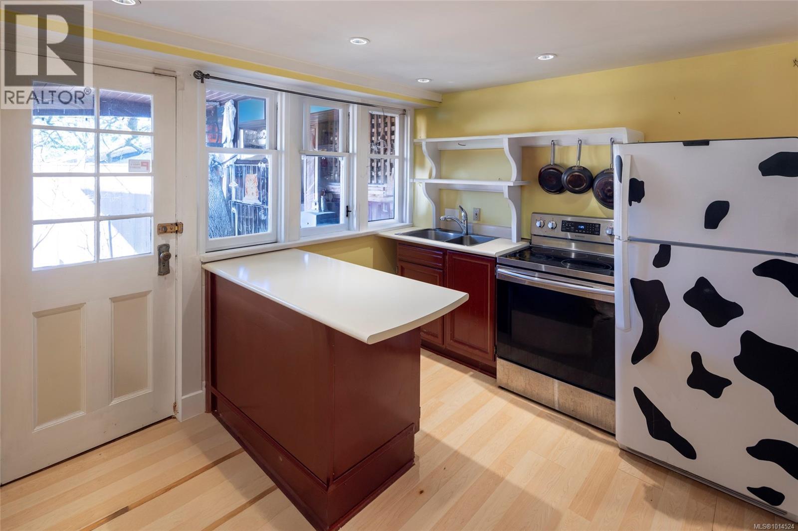  934 A Foul Bay Road, Oak Bay